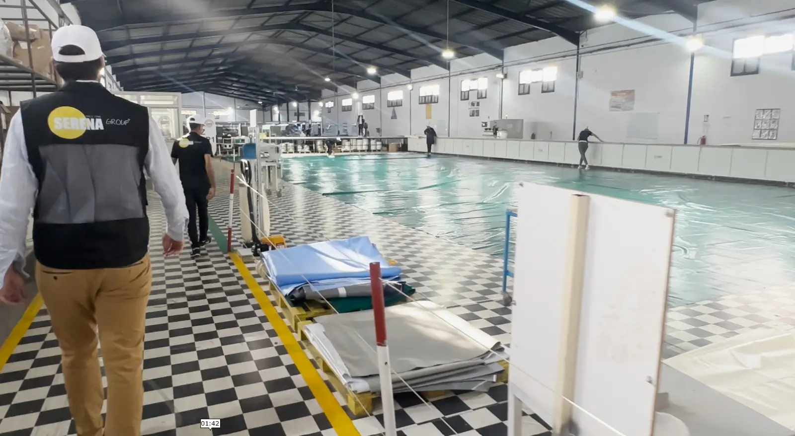 Serena produktionsverkstad – montering av flexibla cisterner – Tillverkningsvideo för flexibla cisterner och uppsamlingsbassänger från Serena Group